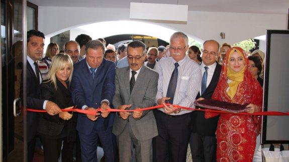 Marmaris Halk Eğitim Merkezi Müdürlüğünün Geleneksel Yıl Sonu Sergisi vatandaşların yoğun katılımıyla açıldı. 