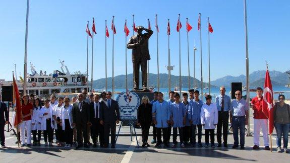 15-19 Mayıs Atatürk´ü Anma,Gençlik ve Spor Bayramı ile Gençlik Haftası Kutlamaları Atatürk Anıtına Çelenk sunulmasıyla başladı