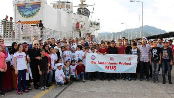 Muş ilinden gelen misafir öğrencilerimiz Türk Mühendislerimizce yapılan TCGS Umut gemisini ziyaret etti.