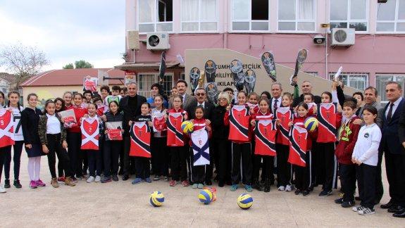 Gençlik Hizmetleri ve Spor İl Müdürlüğü tarafından Marmaris Ortaokulu öğrencilerine spor malzemesi yardımı yapıldı.
