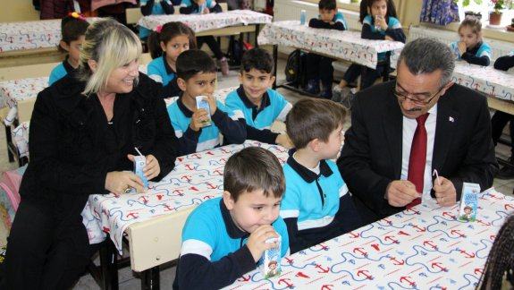 Kaymakamımız Sn. Celalettin YÜKSEL ve Müdürümüz Züleyha ALDOĞAN´ın katılımlarıyla Okul Sütü Dağıtım programı gerçekleştirildi.