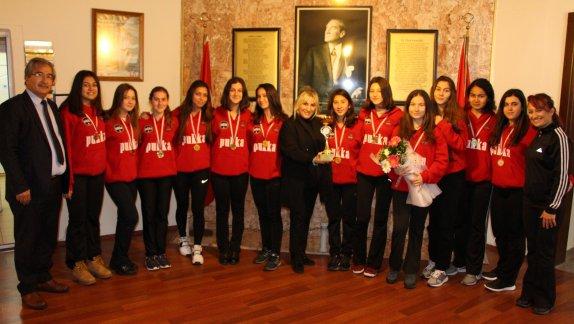  Halıcı Ahmet Urkay Anadolu Lisesi Kız Voleybol takımınıEge Bölge Şampiyonu Oldu