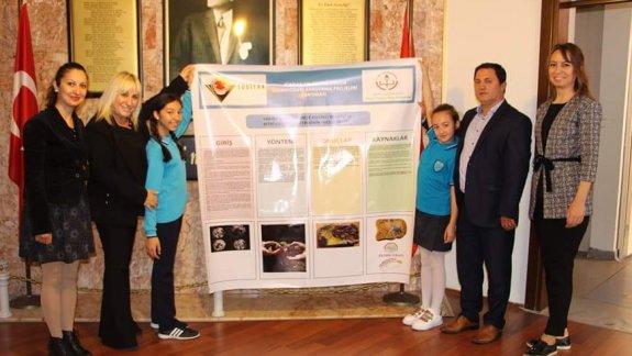 Aksaz Ortaokulu öğrencileri Tübitak Ortaokul Öğrencileri Proje Yarışmasında  İzmir Bölge Sergisine katılmaya hak kazandı. 