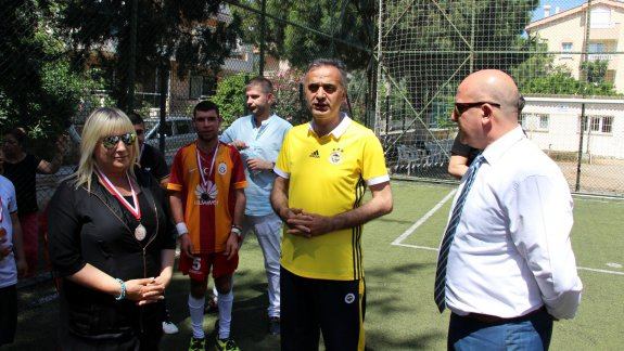 Engelliler Haftası etkinlikleri kapsamında İhsan Mermerci Mesleki ve Teknik Anadolu Lisesi Özel Eğitim Alt Sınıfı öğrencileri ile Ak Parti İlçe Teşkilatı futbol maçı yaptı