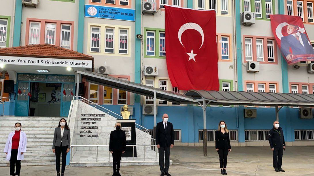 Bugün tüm Türkiye,İstiklal Marşı'mızı tek yürek tek nefes hep birlikte söyledik.Şehit Ahmet Benler İlkokulunda gerçekleştirilen Bayrak Törenine Kaymakamımız Sn.Ertuğ Şevket AKSOY,İlçe Millî Eğitim Müdürümüz ZüleyhaALDOĞAN ve Okul yöneticilerimiz katıldı.